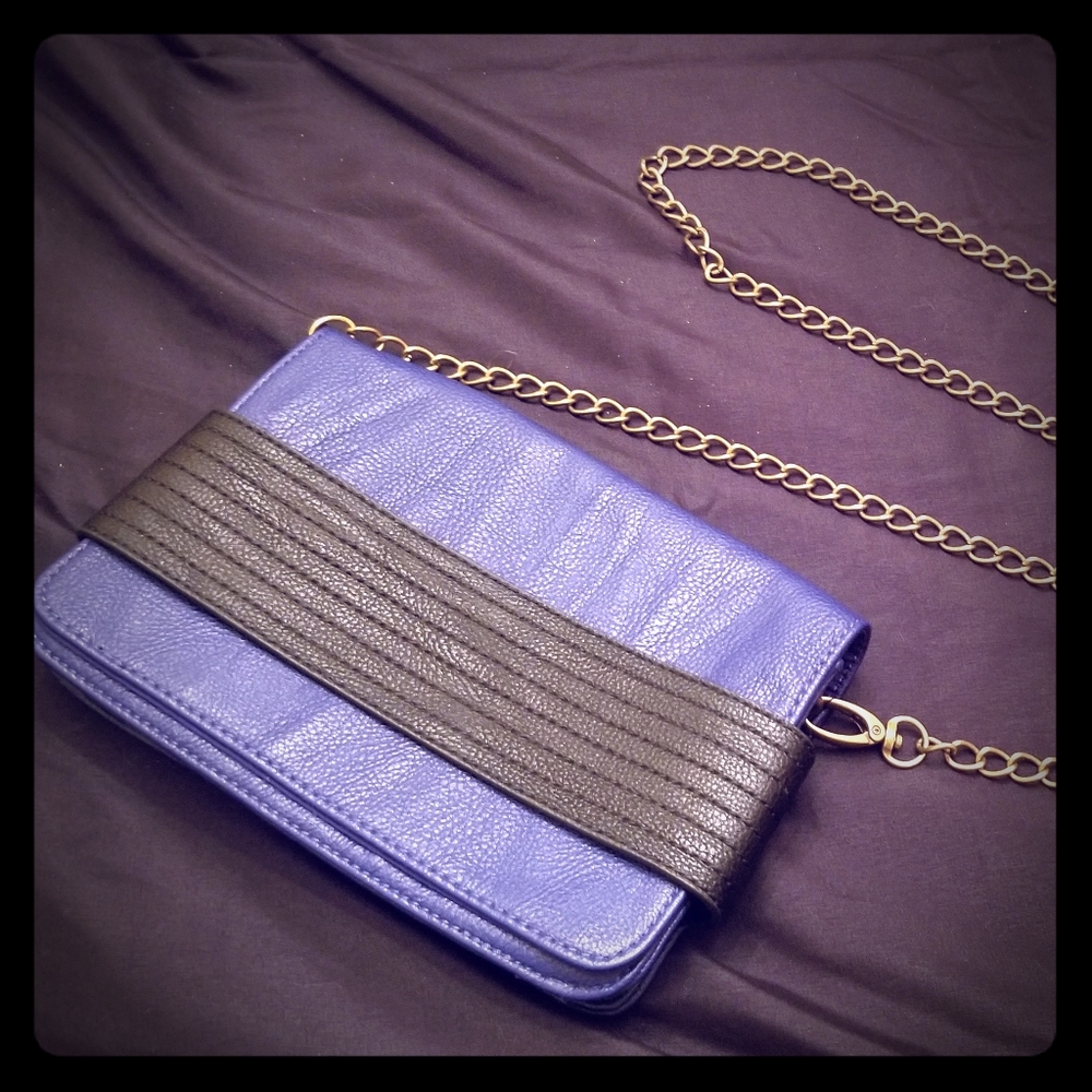 Clutch with removable strap